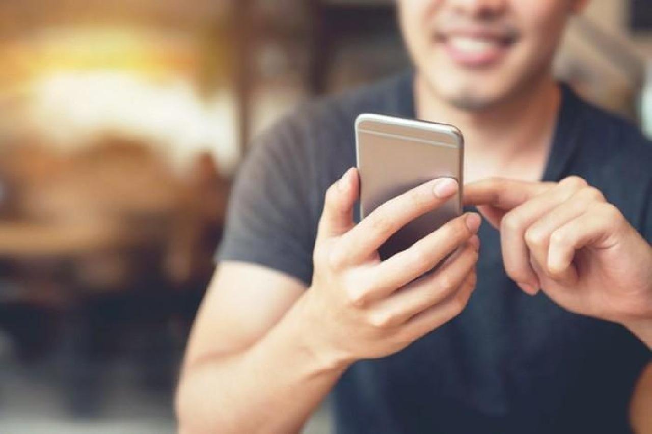 USO DE CELULAR COM CABEÇA INCLINADA PODE CAUSAR LESÃO NA CERVICAL USO DE CELULAR COM CABEÇA INCLINADA PODE CAUSAR LESÃO NA CERVICAL