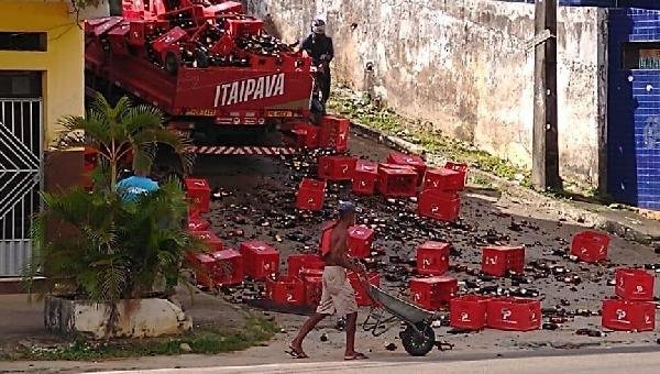 ILHÉUS: CAMINHÃO COM CERVEJA NÃO CONSEGUE SUBIR LADEIRA E MERCADORIA VAI AO CHÃO