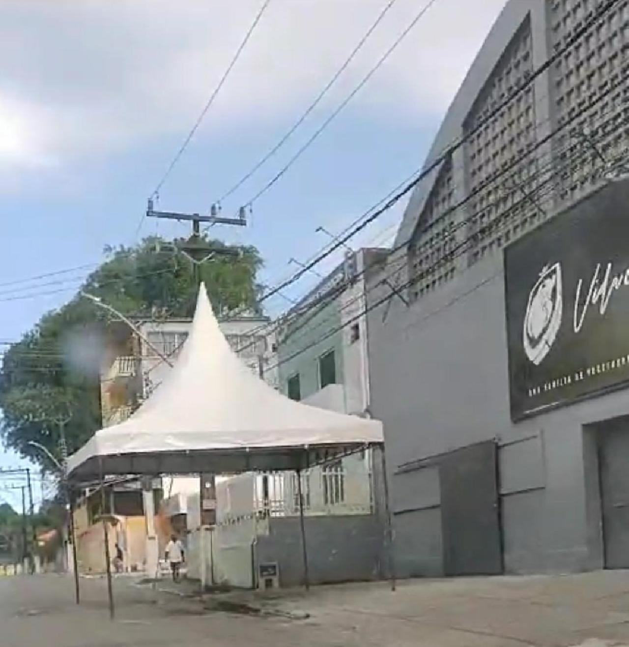 TOLDO É MONTADO NA AVENIDA CANAVIEIRAS, OCUPANDO PARTE DA VIA TOLDO É MONTADO NA AVENIDA CANAVIEIRAS, OCUPANDO PARTE DA VIA