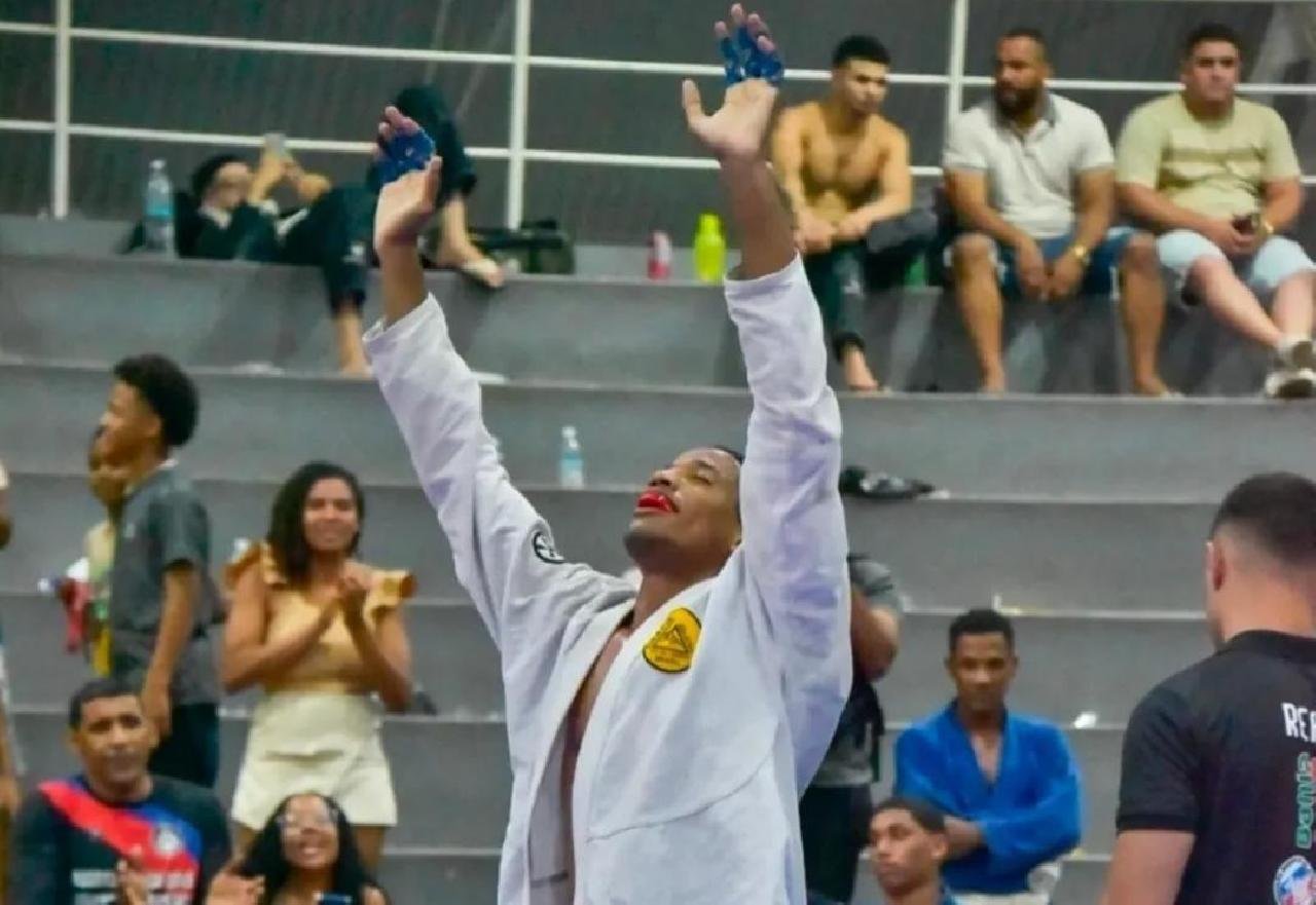JOVEM ATLETA ILHEENSE, DOUGLAS MOURA, É RECEBIDO COM FESTA EM ILHÉUS APÓS ASSUMIR LIDERANÇA MUNCIAL NO JIU-JITSU
