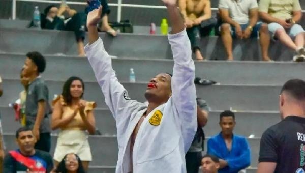 JOVEM ATLETA ILHEENSE, DOUGLAS MOURA, É RECEBIDO COM FESTA EM ILHÉUS APÓS ASSUMIR LIDERANÇA MUNCIAL NO JIU-JITSU