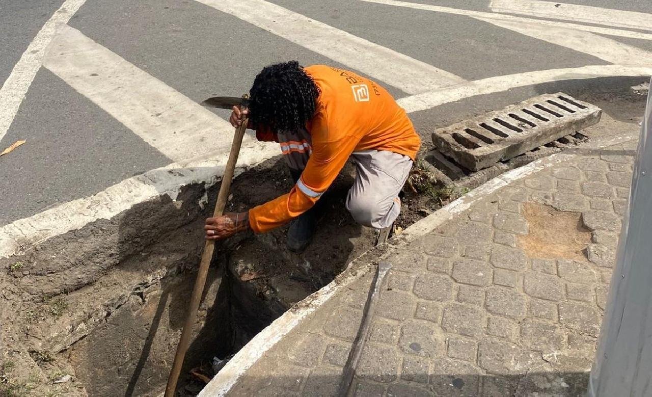 LIMPEZA DE CANAIS E BUEIROS É INTENSIFICADA EM ILHÉUS PARA PREVENIR ALAGAMENTOS