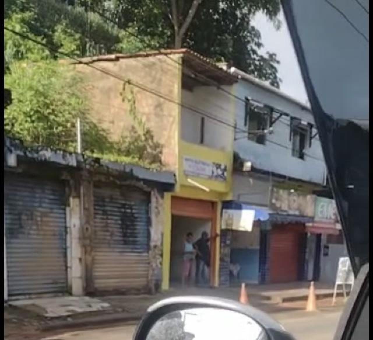 COMERCIANTES DA AV. ITABUNA EM ILHÉUS OCUPAM VAGAS DE ESTACIONAMENTO COM CONES E CAVALETES COMERCIANTES DA AV. ITABUNA EM ILHÉUS OCUPAM VAGAS DE ESTACIONAMENTO COM CONES E CAVALETES