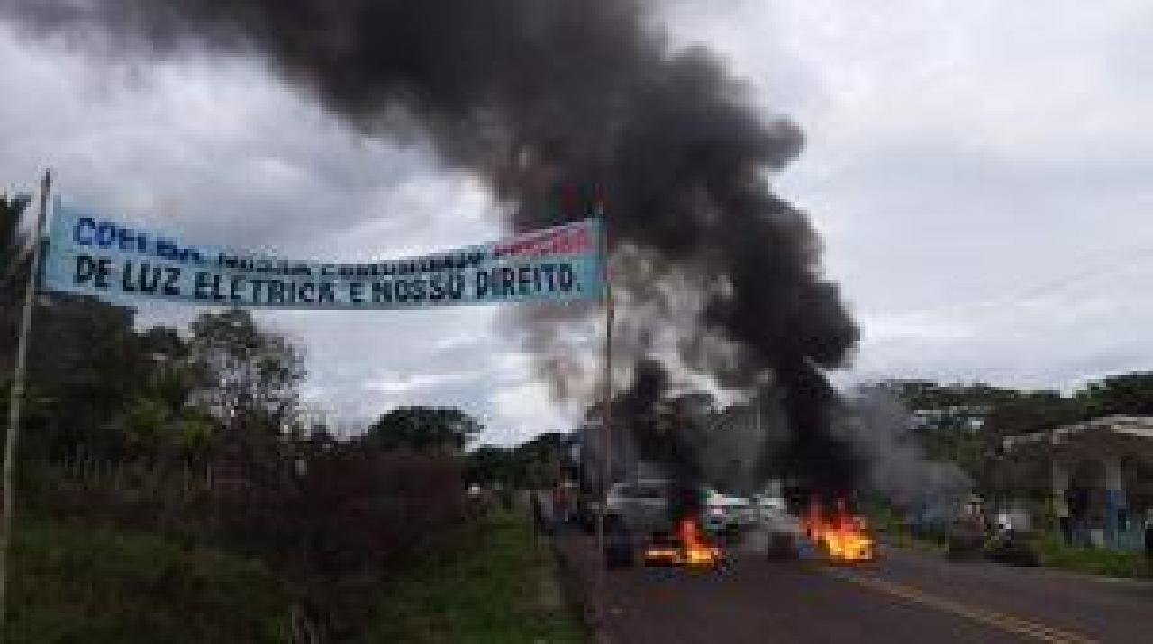 PROTESTO BLOQUEIA TRECHO DA BA 001 ENTRE UNA E ILHÉUS PROTESTO BLOQUEIA TRECHO DA BA 001 ENTRE UNA E ILHÉUS
