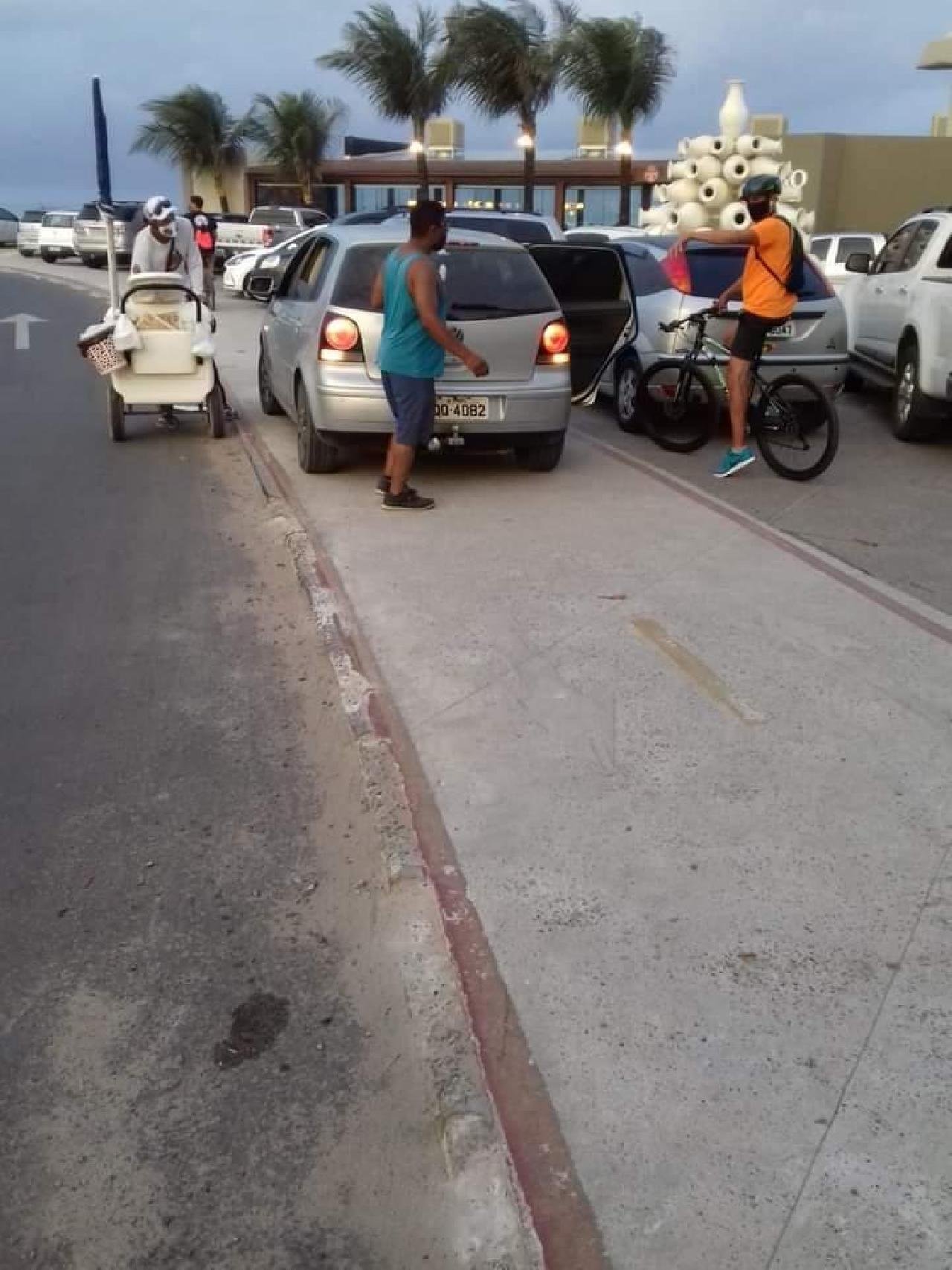 ILHÉUS: MOTORISTAS CONTINUAM A ESTACIONAR NA CICLOVIA NA LITORÂNEA SUL ILHÉUS: MOTORISTAS CONTINUAM A ESTACIONAR NA CICLOVIA NA LITORÂNEA SUL