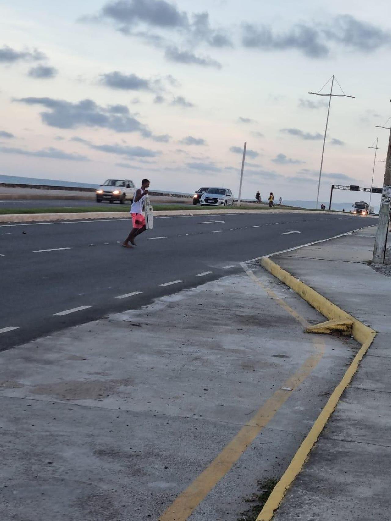 LUMINÁRIA CAI E QUASE ATINGE MOTOCICLISTA NA CABECEIRA DA PONTE JORGE AMADO LUMINÁRIA CAI E QUASE ATINGE MOTOCICLISTA NA CABECEIRA DA PONTE JORGE AMADO