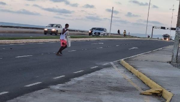 LUMINÁRIA CAI E QUASE ATINGE MOTOCICLISTA NA CABECEIRA DA PONTE JORGE AMADO 