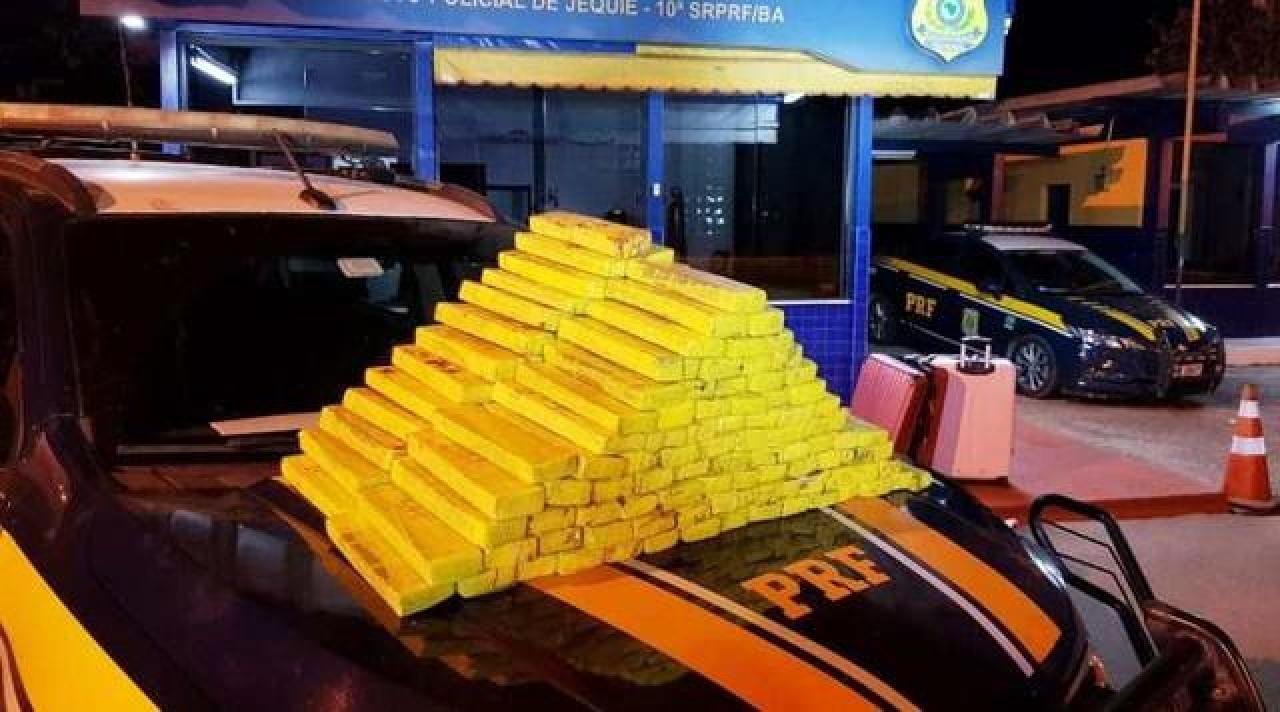 JEQUIÉ: MULHER É PRESA APÓS SER FLAGRADA TRANSPORTANDO 100 KG DE MACONHA JEQUIÉ: MULHER É PRESA APÓS SER FLAGRADA TRANSPORTANDO 100 KG DE MACONHA