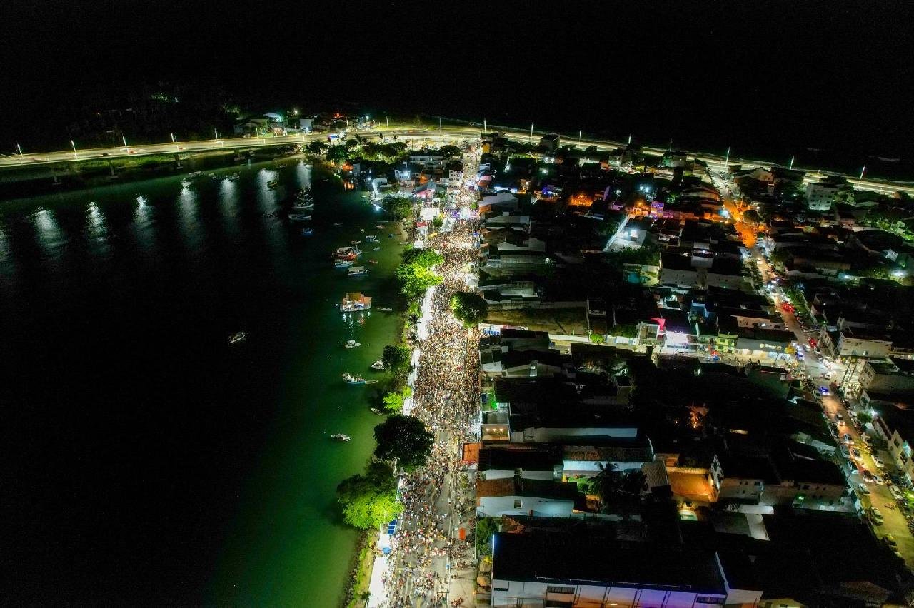 CARNAVAL DE ILHÉUS 2026 COMEÇA COM FESTA, BLOCOS DE RUA E MULTIDÃO NO PONTAL