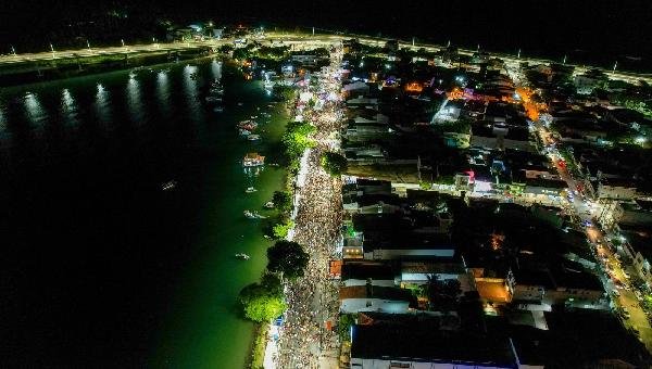 CARNAVAL DE ILHÉUS 2026 COMEÇA COM FESTA, BLOCOS DE RUA E MULTIDÃO NO PONTAL
