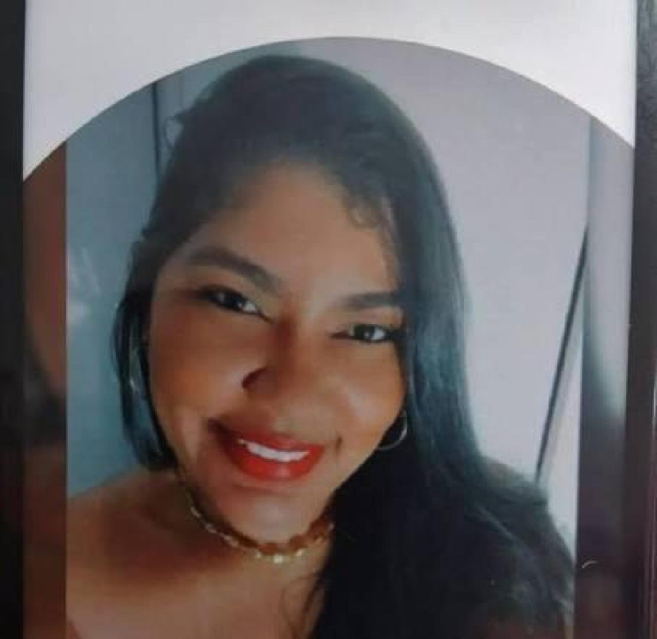 FAMILIARES E AMIGOS DE BÁRBARA REIS, VÍTIMA DE FEMINICÍDIO EM ILHEUS, REALIZAM MANIFESTAÇÃO NA AUDIÊNCIA DE CUSTÓDIA DO EX-MARIDO