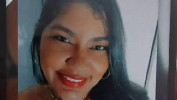 FAMILIARES E AMIGOS DE BÁRBARA REIS, VÍTIMA DE FEMINICÍDIO EM ILHEUS, REALIZAM MANIFESTAÇÃO NA AUDIÊNCIA DE CUSTÓDIA DO EX-MARIDO