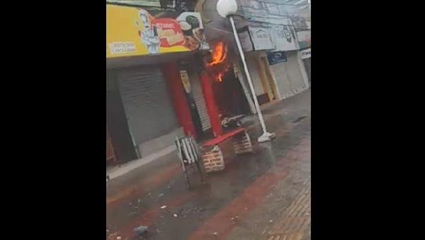 LOJA DE ROUPAS É ATINGIDA POR INCÊNDIO EM ITABUNA