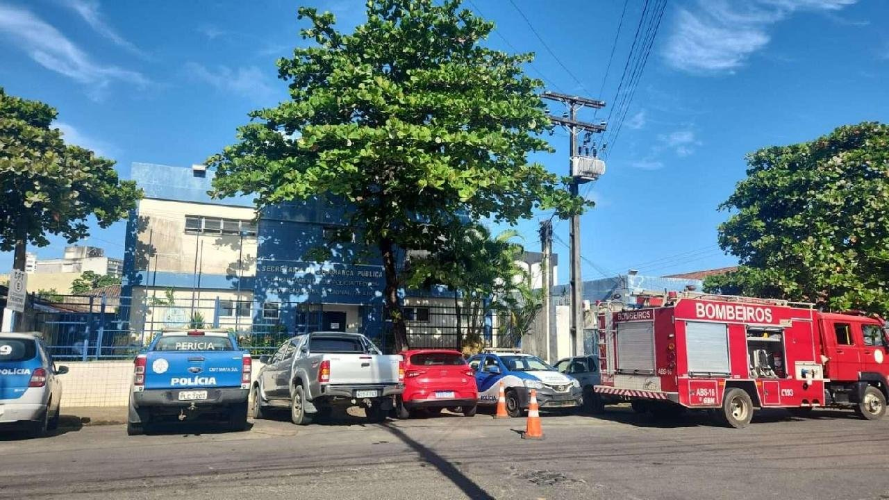INCIDENTE EM LABORATÓRIO DO DPT/ILHÉUS PROVOCA EVACUAÇÃO E INTERVENÇÃO DOS BOMBEIROS INCIDENTE EM LABORATÓRIO DO DPT/ILHÉUS PROVOCA EVACUAÇÃO E INTERVENÇÃO DOS BOMBEIROS