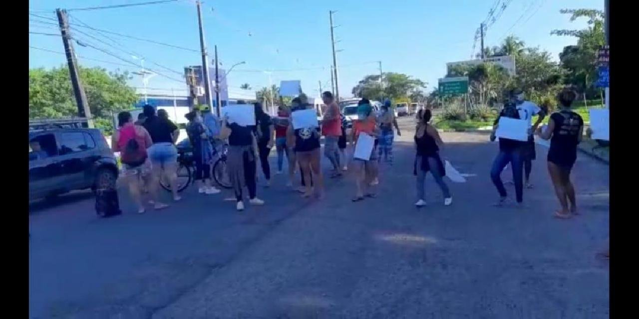 ILHÉUS: MARÉ AVANÇA E MORADORES PROTESTAM FECHANDO A RODOVIA ILHÉUS: MARÉ AVANÇA E MORADORES PROTESTAM FECHANDO A RODOVIA