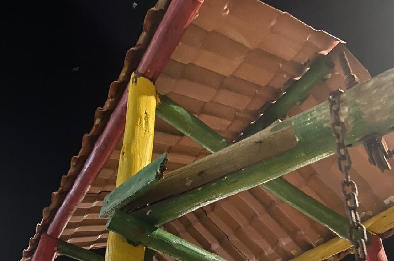 PARQUINHO PÚBLICO DE ILHÉUS OFERECE RISCOS AOS USUÁRIOS, COM EQUIPAMENTOS QUEBRADOS PARQUINHO PÚBLICO DE ILHÉUS OFERECE RISCOS AOS USUÁRIOS, COM EQUIPAMENTOS QUEBRADOS