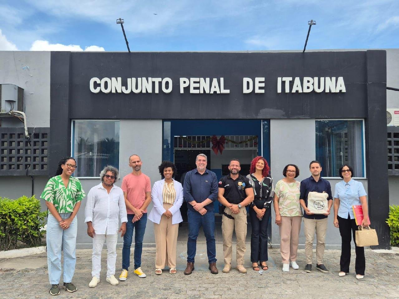 TEATRO POPULAR DE ILHÉUS ENTREGA LIVROS AO CONJUNTO PENAL DE ITABUNA E REFORÇA COMPROMISSO COM A RESSOCIALIZAÇÃO 