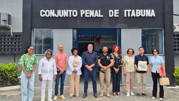 TEATRO POPULAR DE ILHÉUS ENTREGA LIVROS AO CONJUNTO PENAL DE ITABUNA E REFORÇA COMPROMISSO COM A RESSOCIALIZAÇÃO 