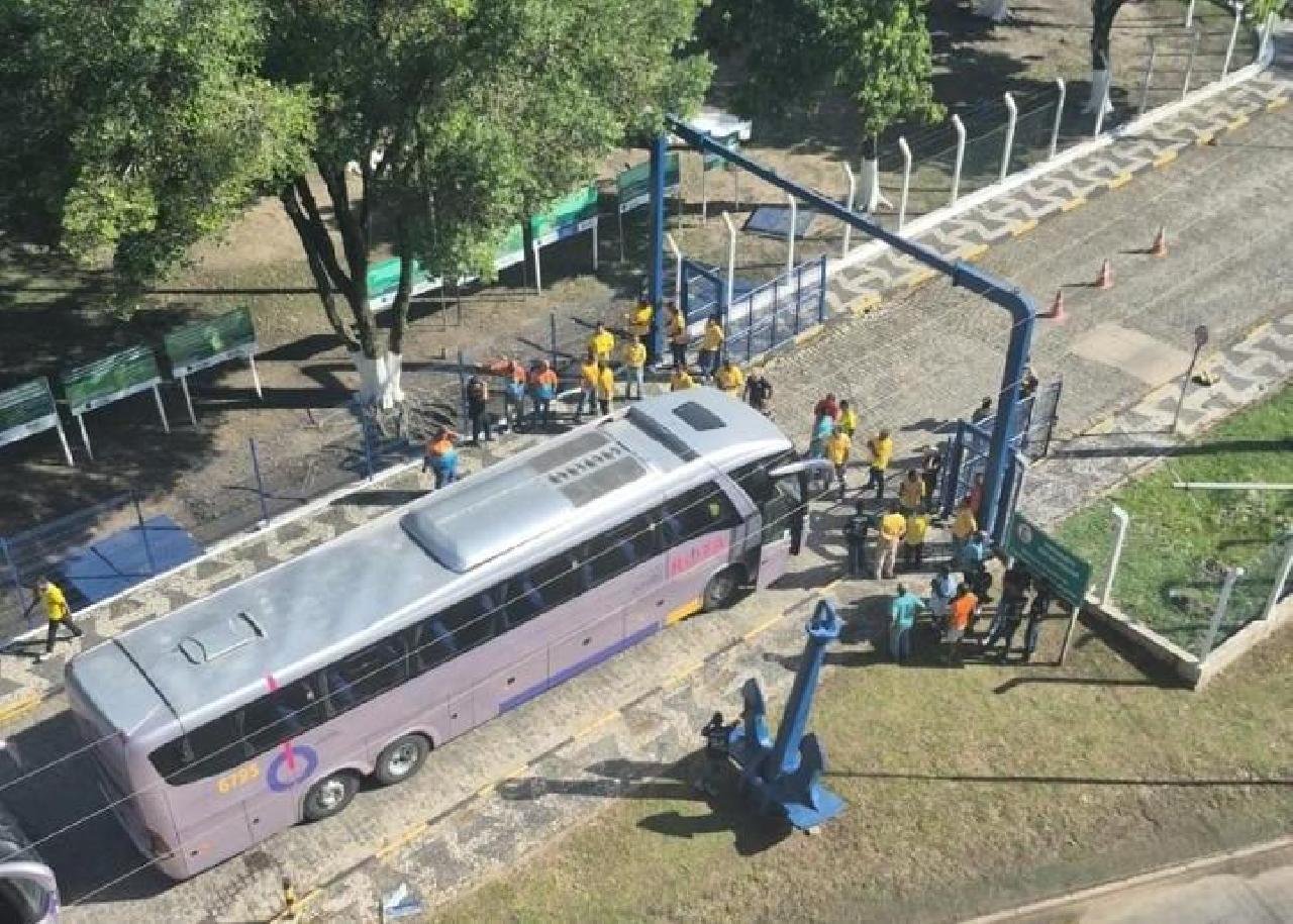 TAXISTAS TENTAM IMPEDER ÔNIBUS DA ROTA DE ENTRAREM NO PORTO DE ILHÉUS