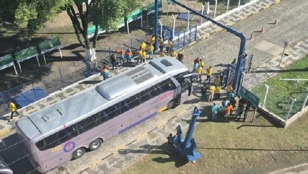 TAXISTAS TENTAM IMPEDER ÔNIBUS DA ROTA DE ENTRAREM NO PORTO DE ILHÉUS