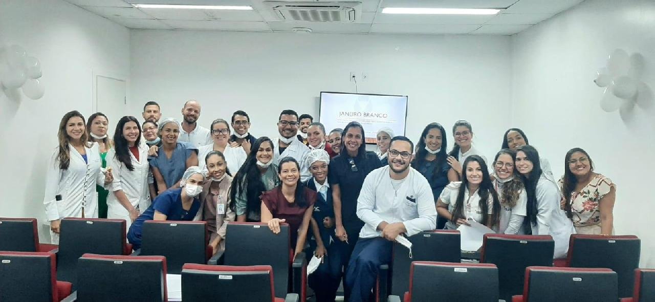 JANEIRO BRANCO LEVA MÚSICA E PALESTRAS PARA PROFISSIONAIS DO HOSPITAL REGIONAL COSTA DO CACAU