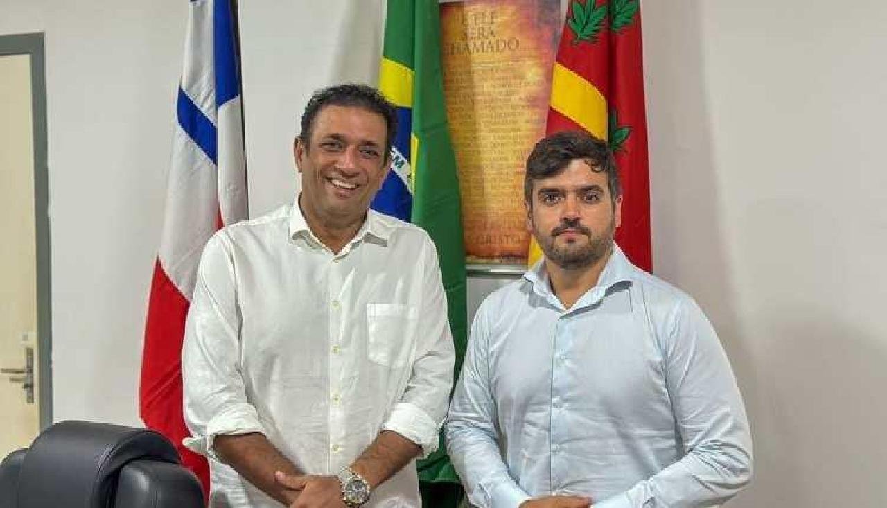 PREFEITO VALDERICO ASSINA DECRETO SUSPENDENDO PAGAMENTOS DO GOVERNO DE MARÃO PREFEITO VALDERICO ASSINA DECRETO SUSPENDENDO PAGAMENTOS DO GOVERNO DE MARÃO