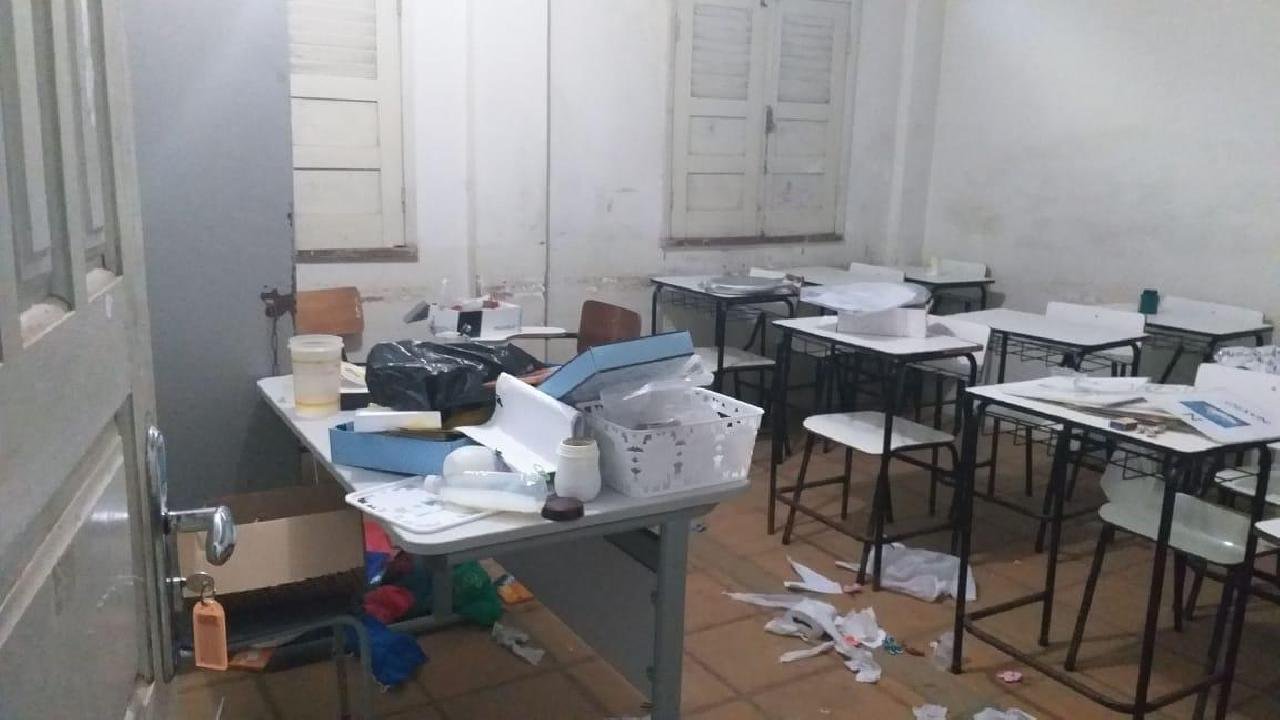 DENÚNCIA: ESCOLA É ARROMBADA E SAQUEADA NO TEOTÔNIO VILELA DENÚNCIA: ESCOLA É ARROMBADA E SAQUEADA NO TEOTÔNIO VILELA