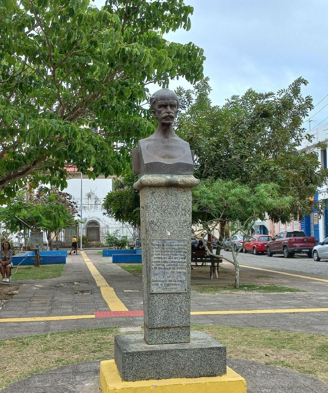 BUSTO DE RUY BARBOSA É RETIRADO PARA REPARO APÓS TENTATIVA DE FURTO EM ILHÉUS BUSTO DE RUY BARBOSA É RETIRADO PARA REPARO APÓS TENTATIVA DE FURTO EM ILHÉUS
