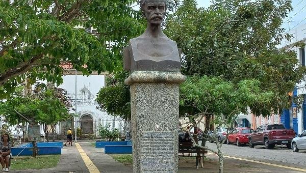 BUSTO DE RUY BARBOSA É RETIRADO PARA REPARO APÓS TENTATIVA DE FURTO EM ILHÉUS
