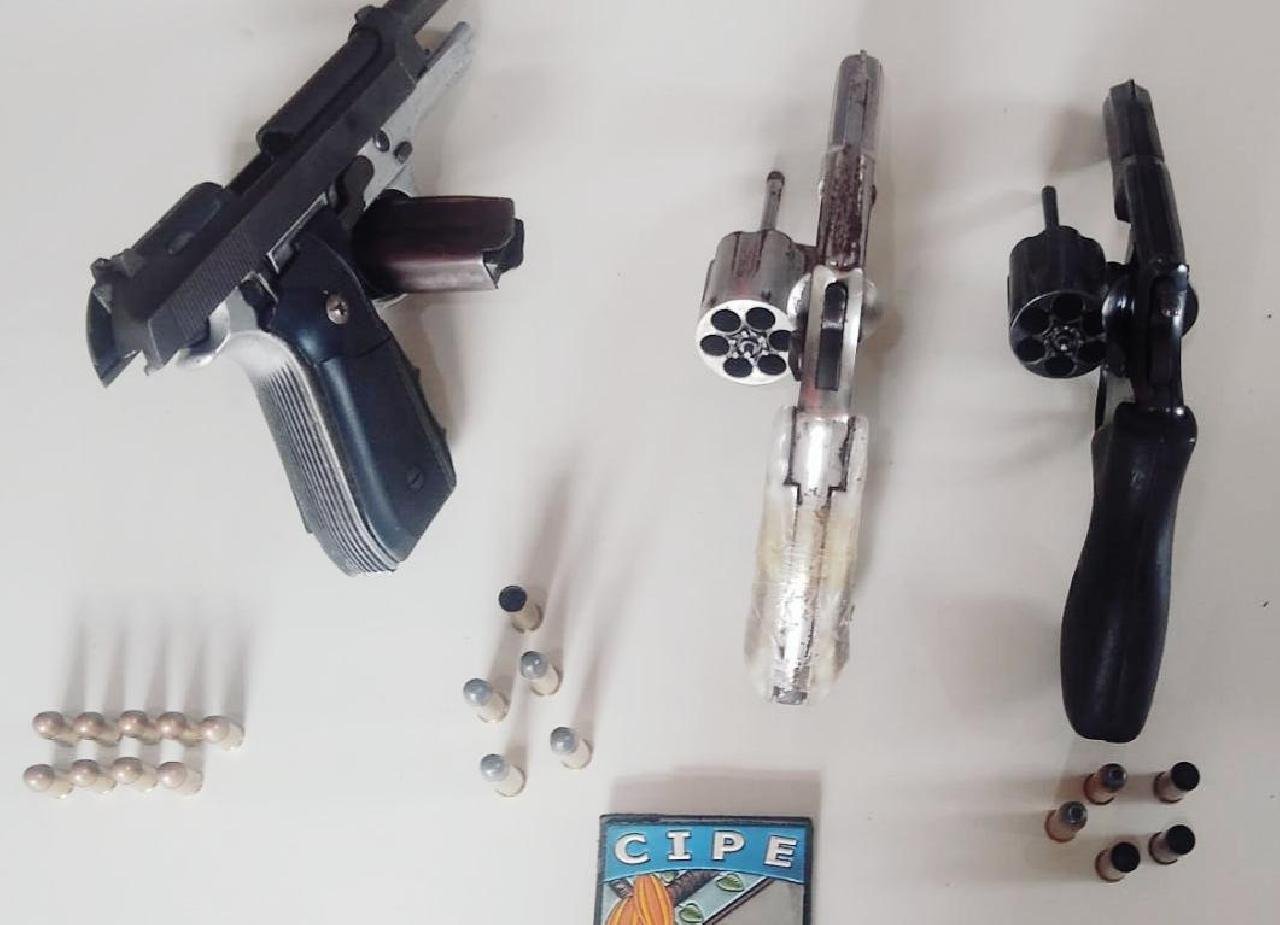 ESPINGARDA, PISTOLA E REVÓLVERES ENCONTRADOS EM COARACI ESPINGARDA, PISTOLA E REVÓLVERES ENCONTRADOS EM COARACI