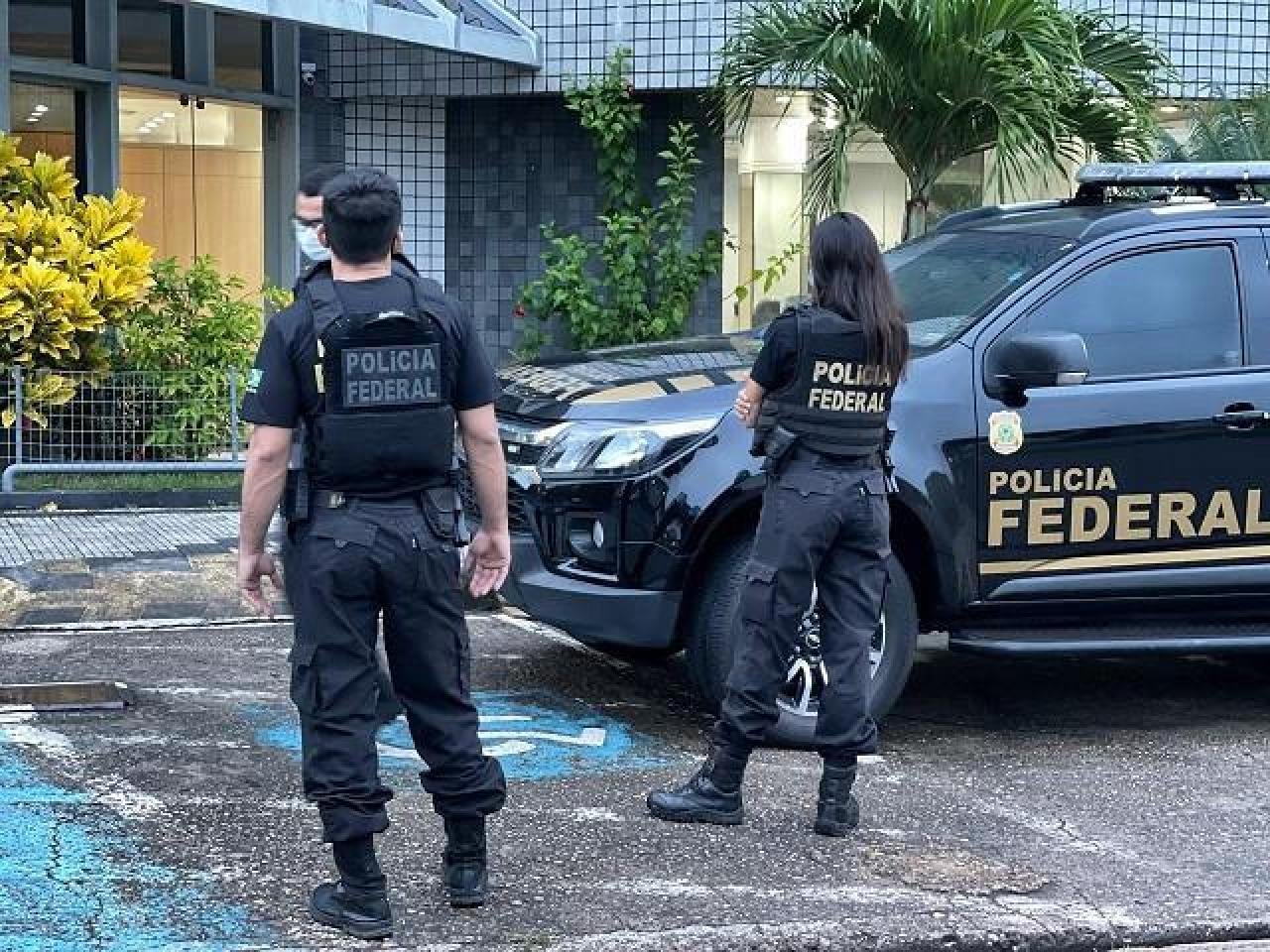 PF CUMPRE MANDADOS CONTRA SUSPEITOS DE FRAUDE EM LICITAÇÕES NA REGIÃO DE PORTO SEGURO PF CUMPRE MANDADOS CONTRA SUSPEITOS DE FRAUDE EM LICITAÇÕES NA REGIÃO DE PORTO SEGURO