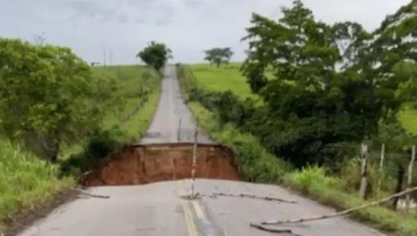 TRECHO DA BA-514 CONTINUA INTERDITADO APÓS ABERTURA DE CRATERA