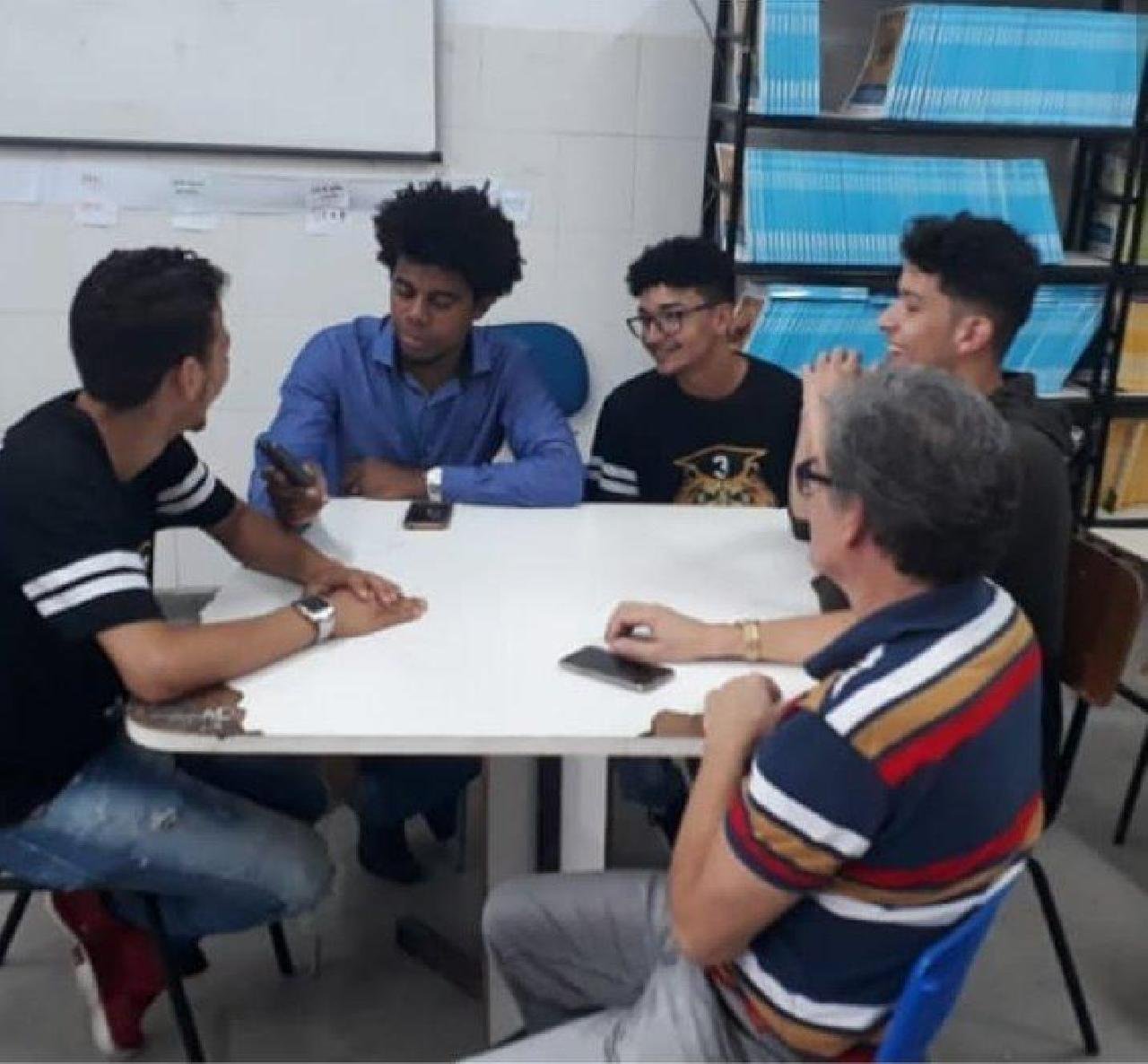 ESTUDANTES DO INTERIOR DA BAHIA DESENVOLVEM TÊNIS CAPAZ DE GERAR ENERGIA LIMPA ESTUDANTES DO INTERIOR DA BAHIA DESENVOLVEM TÊNIS CAPAZ DE GERAR ENERGIA LIMPA