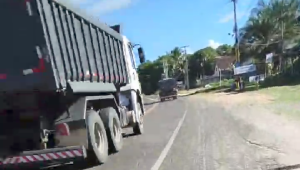 CAMINHÕES CARREGADOS DE AREIA SÃO FLAGRADOS EM ALTA VELOCIDADE NA BA-001 EM ILHÉUS 