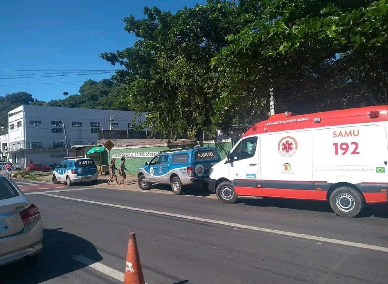 ILHÉUS: ESTUDANTES SÃO ESFAQUEADOS POR COLEGA DENTRO DE COLÉGIO; AGRESSOR SERIA VÍTIMA DE BULLYING ILHÉUS: ESTUDANTES SÃO ESFAQUEADOS POR COLEGA DENTRO DE COLÉGIO; AGRESSOR SERIA VÍTIMA DE BULLYING