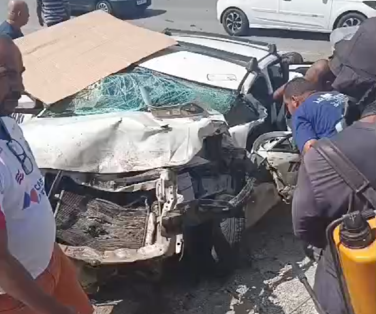 TÁXI BATE DE FRENTE COM CAÇAMBA NA BR-415 EM ITABUNA TÁXI BATE DE FRENTE COM CAÇAMBA NA BR-415 EM ITABUNA