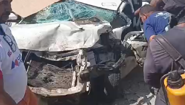 TÁXI BATE DE FRENTE COM CAÇAMBA NA BR-415 EM ITABUNA