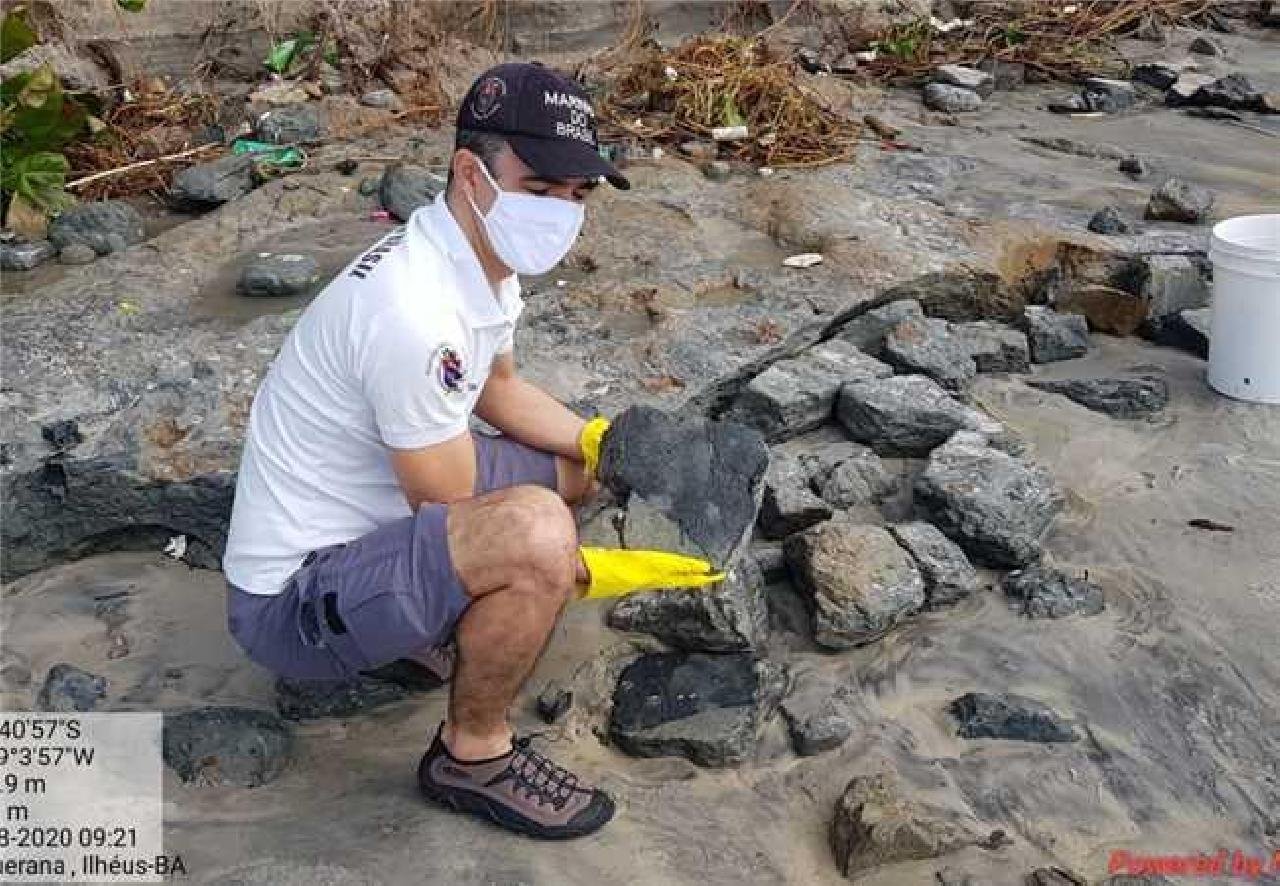 MANCHA DE ÓLEO ''DIFERENTE'' APARECEU NA COSTA DE ILHÉUS E JÁ FOI RETIRADA MANCHA DE ÓLEO ''DIFERENTE'' APARECEU NA COSTA DE ILHÉUS E JÁ FOI RETIRADA