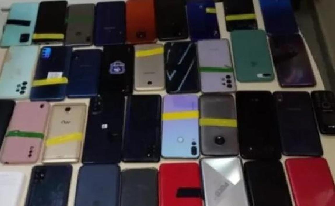 MULHER É PRESA SUSPEITA DE FURTAR QUASE 40 CELULARES NO ITAPEDRO MULHER É PRESA SUSPEITA DE FURTAR QUASE 40 CELULARES NO ITAPEDRO