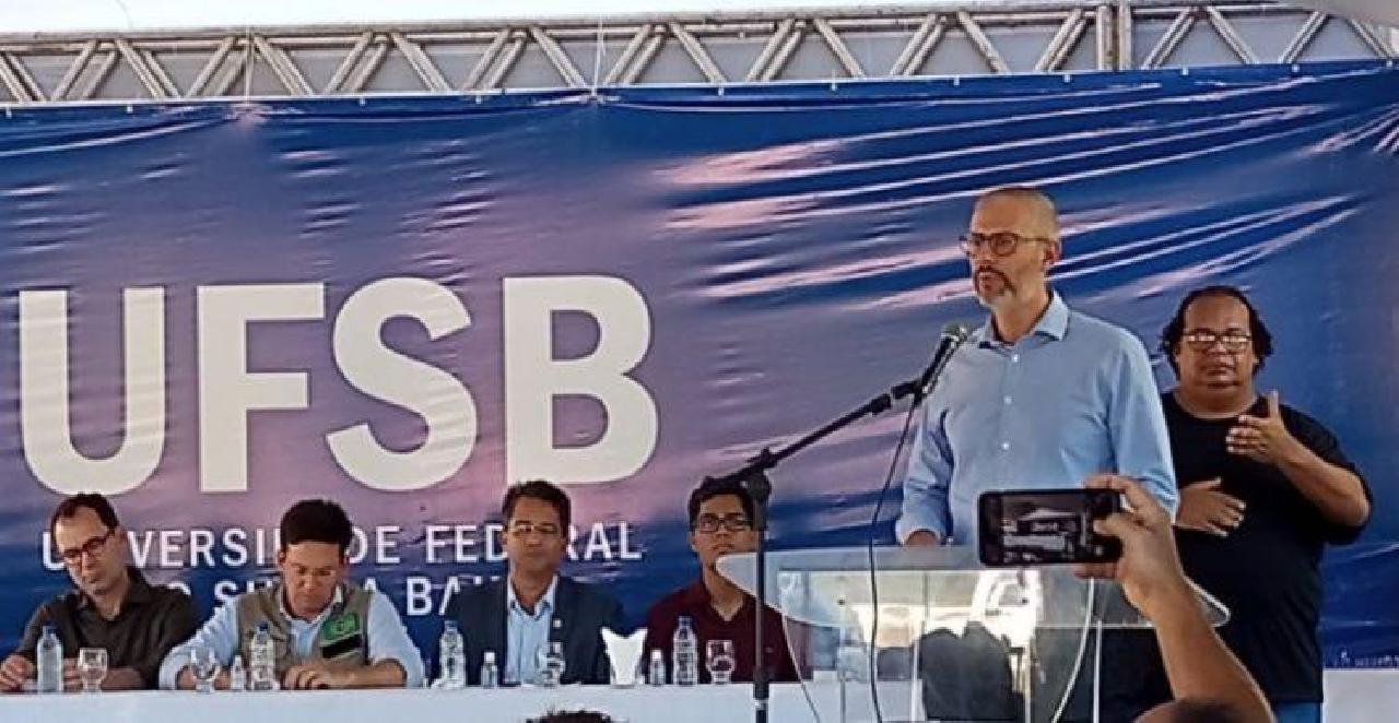 INAUGURAÇÃO DO CAMPUS DA UFSB REÚNE BOLSONARISTAS E LULISTAS EM CLIMA DE TRÉGUA INAUGURAÇÃO DO CAMPUS DA UFSB REÚNE BOLSONARISTAS E LULISTAS EM CLIMA DE TRÉGUA