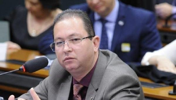DEPUTADO BAIANO ALUGA CARROS DE LUXO COM DINHEIRO PÚBLICO