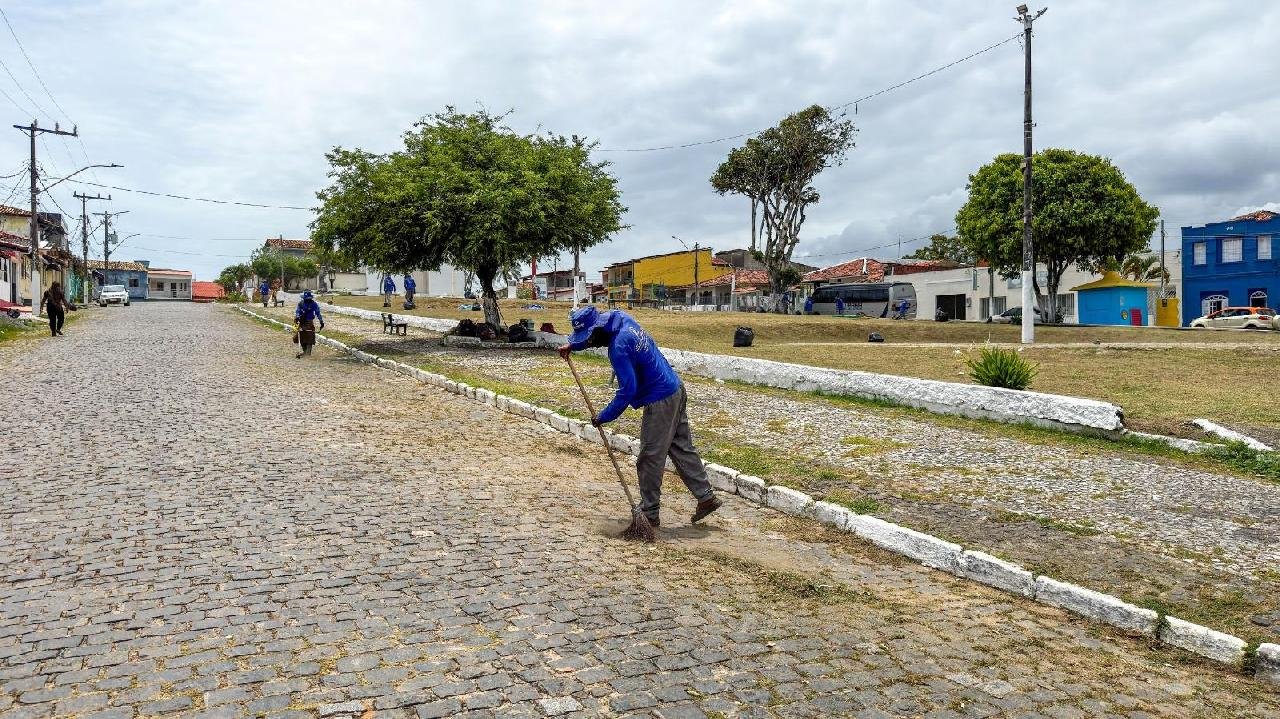 SERVIÇOS DE LIMPEZA ATUAM DURANTE E APÓS A PUXADA DO MASTRO EM OLIVENÇA