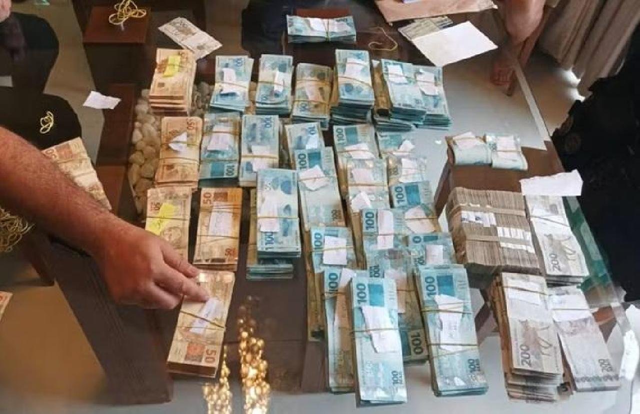 POLÍCIA APREENDE R$ 700 MIL EM CONDOMÍNIO DE LUXO EM PORTO SEGURO POLÍCIA APREENDE R$ 700 MIL EM CONDOMÍNIO DE LUXO EM PORTO SEGURO