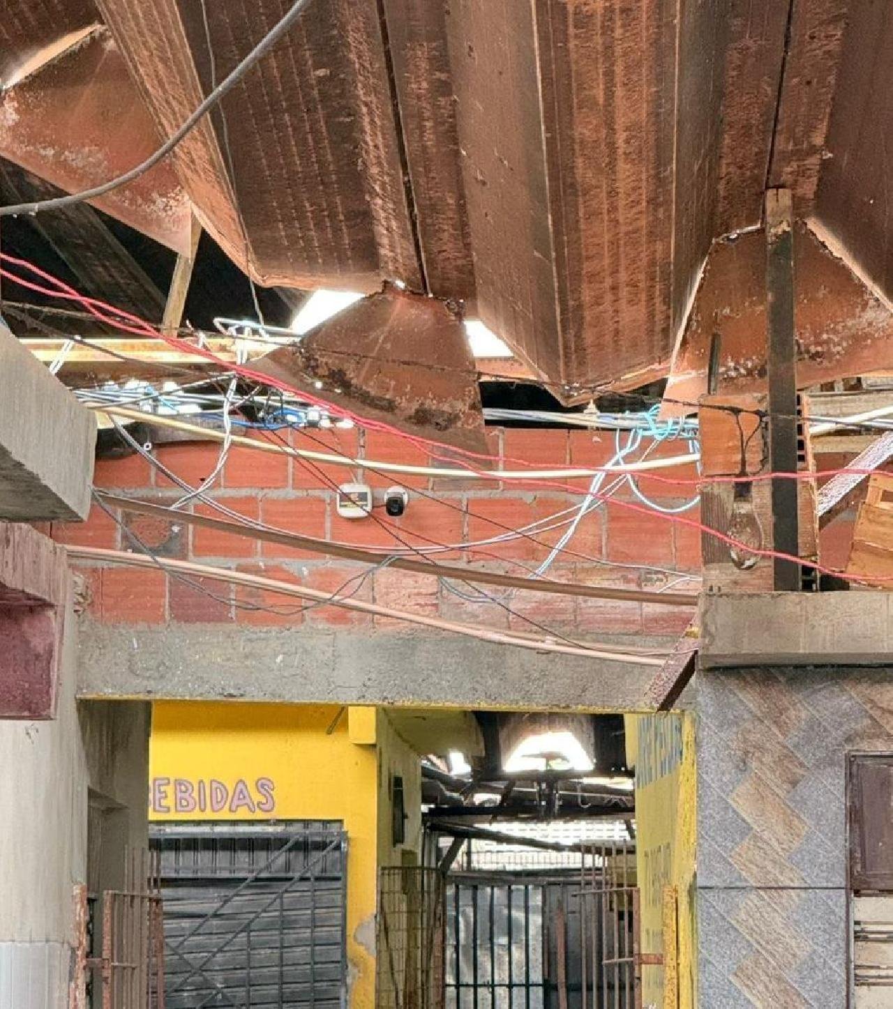 PERIGO NA CENTRAL DE ABASTECIMENTO DO MALHADO: MORADOR DENUNCIA RISCO DE DESABAMENTO NO PAVILHÃO DE PEIXES