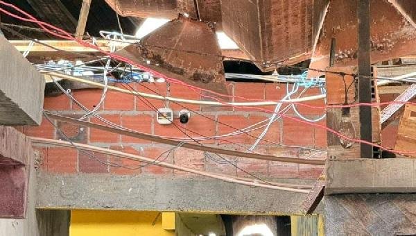 PERIGO NA CENTRAL DE ABASTECIMENTO DO MALHADO: MORADOR DENUNCIA RISCO DE DESABAMENTO NO PAVILHÃO DE PEIXES