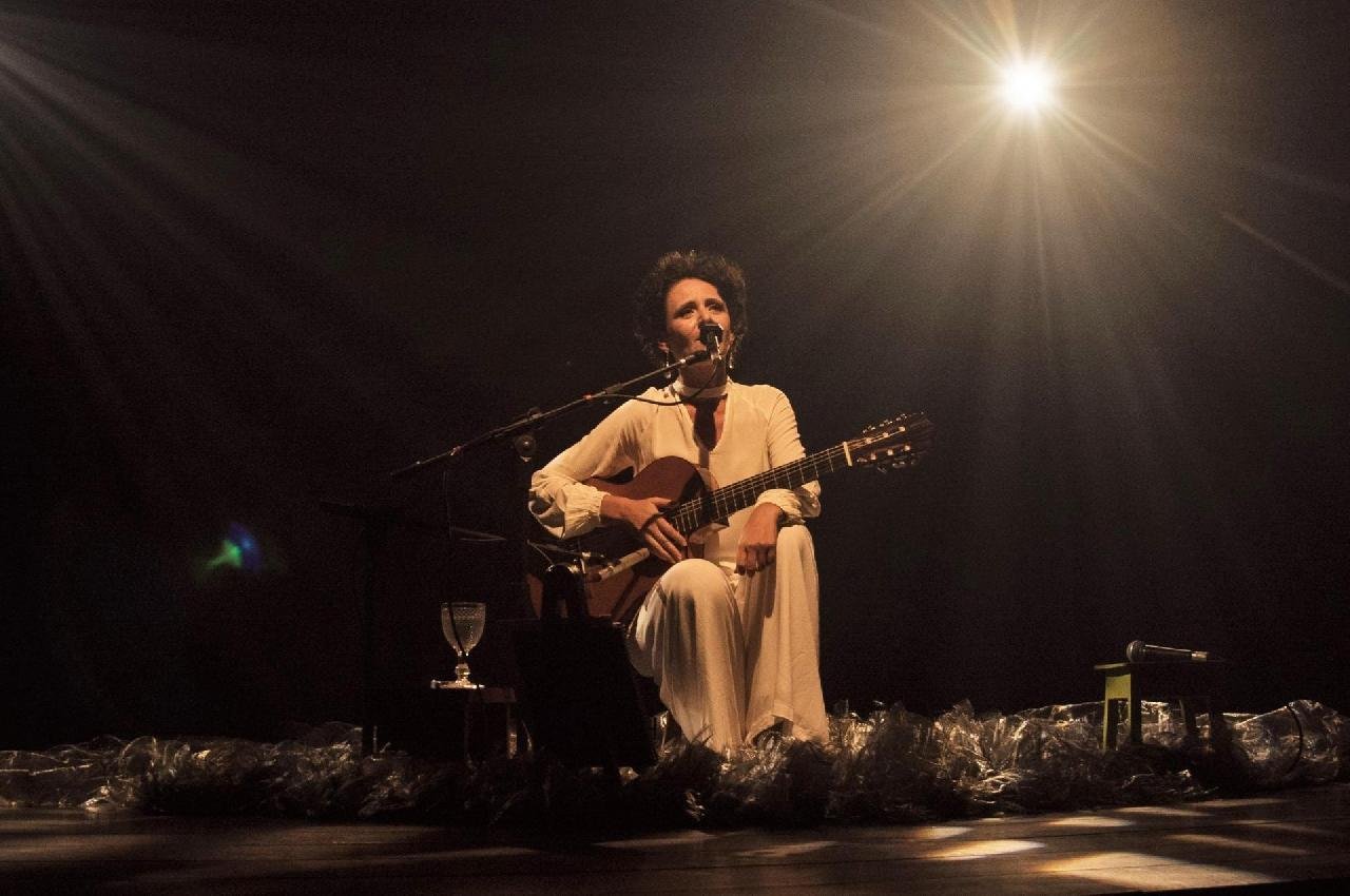 ENTRE CANÇÕES E HISTÓRIAS: SHOW TRAZ FLAVIA WENCESLAY EM VOZ E VIOLÃO ENTRE CANÇÕES E HISTÓRIAS: SHOW TRAZ FLAVIA WENCESLAY EM VOZ E VIOLÃO