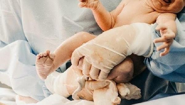 SEM SABER QUE ESTAVA GRÁVIDA, MULHER TEM BEBÊ EM BANHEIRO DE CENTRO DE SAÚDE NA BAHIA