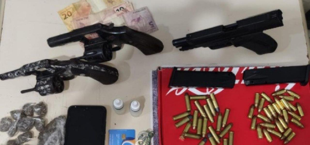 ILHÉUS: POLICIAIS APREENDEM ARMAS DE FOGO NO TEOTÔNIO VILELA ILHÉUS: POLICIAIS APREENDEM ARMAS DE FOGO NO TEOTÔNIO VILELA