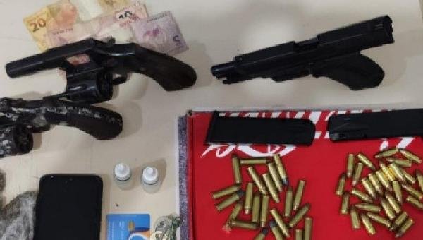 ILHÉUS: POLICIAIS APREENDEM ARMAS DE FOGO NO TEOTÔNIO VILELA