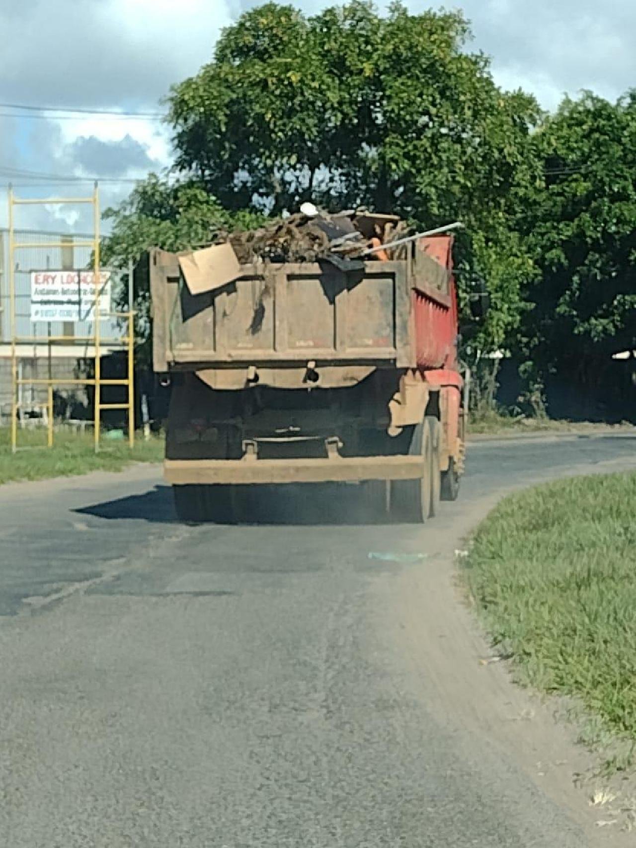 CAÇAMBA TRANSPORTANDO LIXO DE MANEIRA IRREGULAR POLUI RODOVIA ILHÉUS-URUÇUCA CAÇAMBA TRANSPORTANDO LIXO DE MANEIRA IRREGULAR POLUI RODOVIA ILHÉUS-URUÇUCA